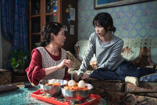 Netflix《苦盡柑來遇見你》8大隱藏彩蛋！IU真被控是北韓間諜過，金宣虎真實身份是他？