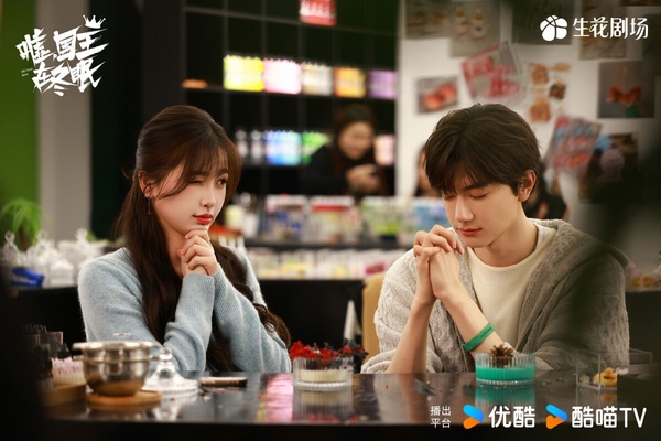 《噓，國王在冬眠》講述漫畫家衛枝意外捲入醜聞，消沉的她前往北山雪場采風，邂逅了教練單崇。在跌跌撞撞的滑雪練習中，衛枝磨煉出了不服輸的意志，也喜歡上了單崇，兩個人相互治癒的故事。