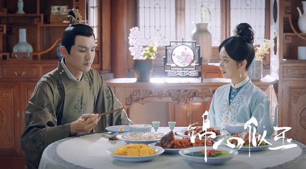 劇版《錦心似玉》刪減了大量宅鬥情節，變成瑪莉蘇愛情劇，不斷撒糖。甜是甜，但女主的高光被削弱，幾乎是魔改成另一個故事，要不是鍾漢良和譚松韻CP感強、路人緣好，撐起了整部劇，不然肯定徹底崩。