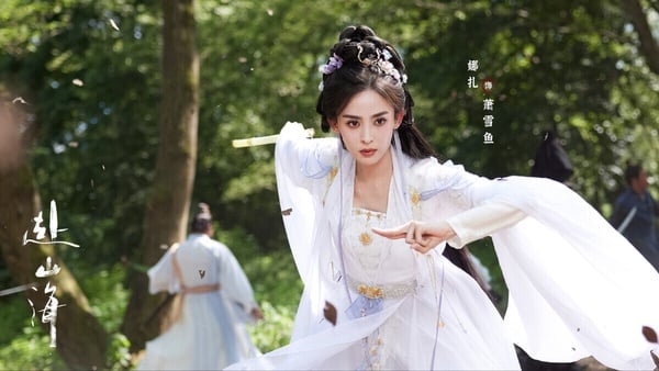 《赴山海》原著小說《神州奇俠》是經典武俠之作，小說男主蕭秋水和唐芳的愛情，更與楊過和小龍女、卓一航和練霓裳，並稱為「武俠歷史上的三大奇情」。這次劇版《赴山海》會加入新的元素