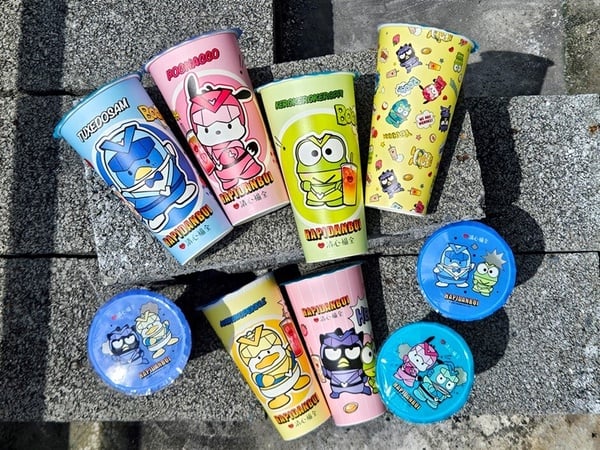 清心福全ｘ三麗鷗男團 「HAPIDANBUI」聯名！9款聯名紙杯、恰好瓶太萌，再推荔枝新飲品