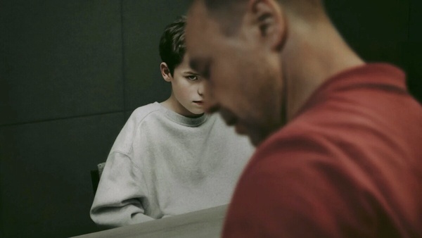 《混沌少年時》劇照，傑米·米勒在警局接受審問