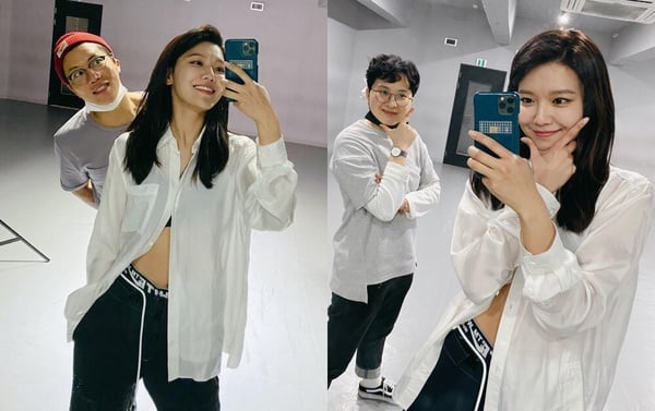 少女時代秀英示範白襯衫穿搭，身穿 Oversized 白襯衫內搭黑色小可愛與黑色運動褲，打造性感休閒運動風。