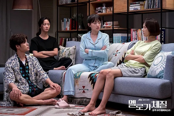 《浪漫的體質》劇照，主演千玗嬉與全汝彬，三十歲女性的成長故事