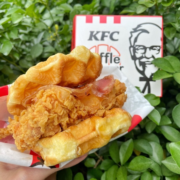肯德基 XL 全明星餐，包含比利時鬆餅咔啦雞腿堡等多種人氣商品