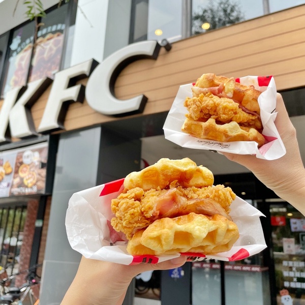 肯德基比利時鬆餅咔啦雞腿堡，誘人的斷面秀