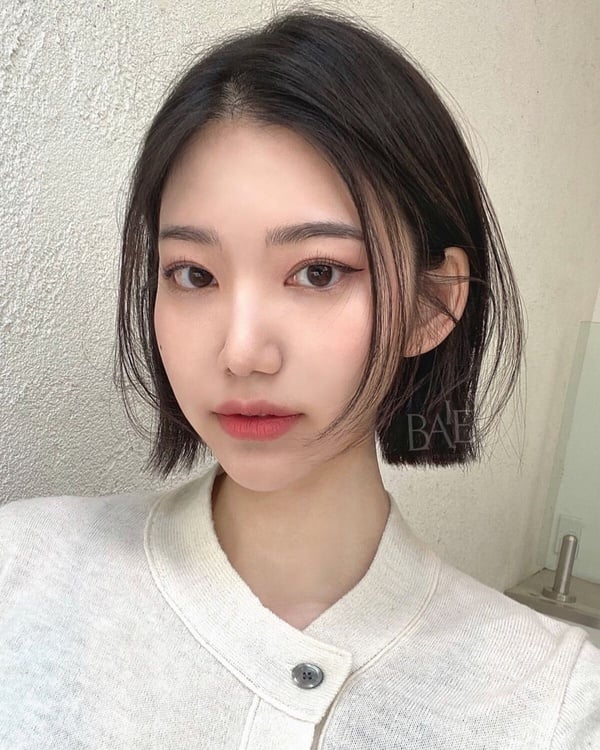 「鮑伯頭」短髮範本15款：羽毛剪鮑伯、xx鮑伯超修飾臉型（4月SEO）