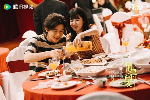 《值得愛》是最近可以一追的現代愛情劇，講述夢想成為電影導演的周水，和平凡女孩大吉橫跨18年的青春愛情故事。