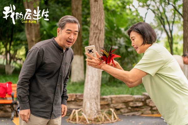 《我的後半生》是最近話題很高的家庭倫理劇，這部劇幾乎都是實力派演員呢！不過《我的後半生》評價卻很低，豆瓣評分僅5.4。故事講述沈卓然是已退休的文學系教授，兒女雙全、三代同堂，髮妻去世後他在老友的鼓勵下開啟了相親之旅。