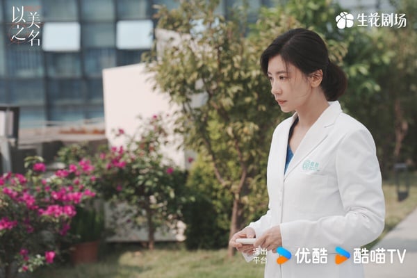 雙女主劇《以美之名》一開播就衝出6.8的高分！這是一部很敢講的劇，劇情圍繞醫美展開，姚晨和賈靜雯飾演一對宿敵，兩人勢均力敵又彼此欣賞，人物塑造火花十足，劇情也有內容。劇中出現在整形外科的病人有各自的困擾，有些人為了「更美」而來，有些人卻因醫美而救贖身心，劇本確實不錯，題材也新穎。