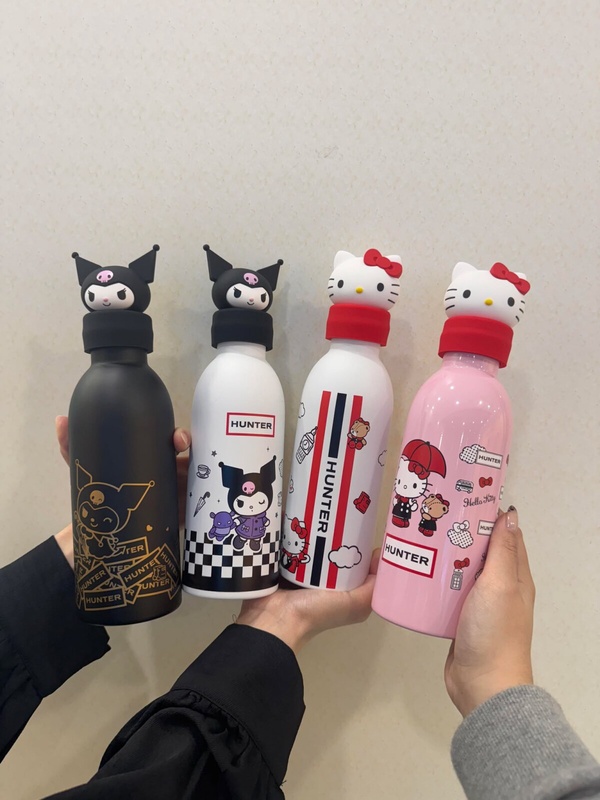  7-11 x HUNTER x 三麗鷗 限量立體公仔保溫杯，共有英倫黑、格紋白、牛奶白、蜜桃粉四款。