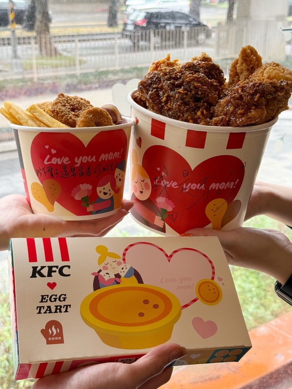 肯德基母親節限定必吃「親子全家餐」，吃得到蜂蜜風味蒜醬脆雞，還有一元開吃優惠
