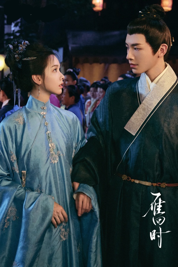 《雁回時》改編自千山茶客的小說《重生之貴女難求》，和去年吳謹言《墨雨雲間》是同作者，風格也有點類似。小說一樣是女主角被各種奸人所害，悽慘而死，然後重生歸來復仇，而劇版聚焦在宅鬥。《雁回時》拍得古色古香，宅鬥線很精采，憑藉好口碑而開出高熱度。
