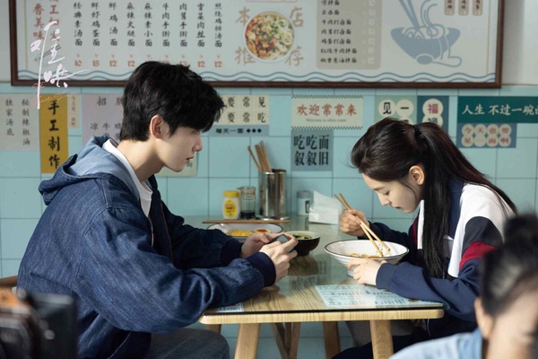 《難哄》結局後，熱度依然居高不下，前陣子《愛你》、《濾鏡》、《噓，國王在冬眠》等甜寵劇一部部播，但《難哄》的網播量還是2025甜寵劇斷層第一。《難哄》網播量已經衝上11億了，反觀《濾鏡》、《愛你》則都在5億上下。