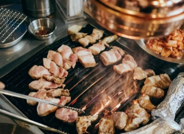 金豬食堂烤肉：金豬食堂的招牌烤肉，肉質鮮美，令人垂涎欲滴