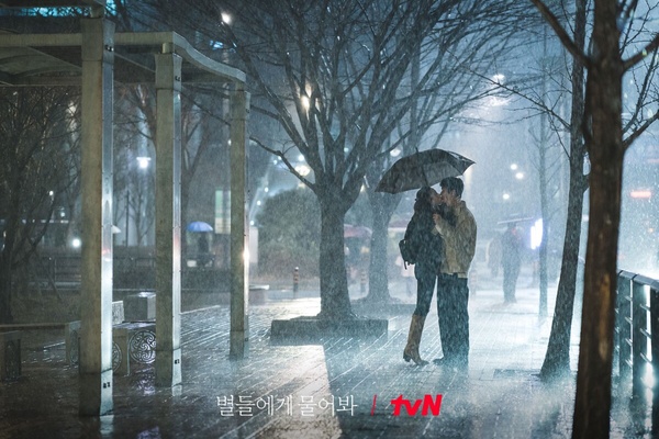《問問星星吧》劇照，李敏鎬和孔曉振雨中浪漫親吻