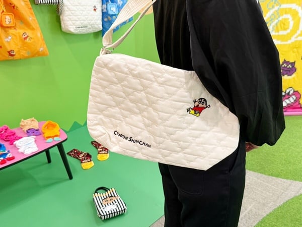 康是美蠟筆小新加價購「絎縫側背包」，加購價：399元