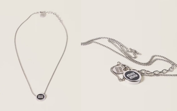 精品項鍊推薦8：Miu Miu Logo 金屬項鏈，NT$17,000