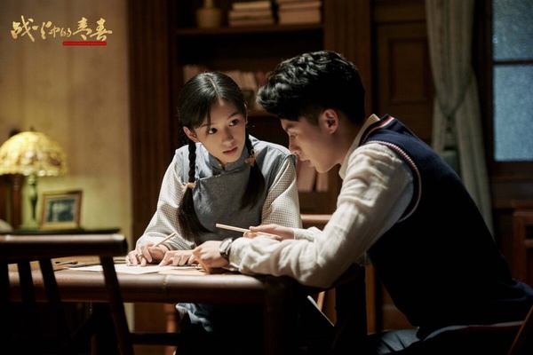 王鶴棣和周也主演的這部民國劇《戰火中的青春》原名《我們的西南聯大》，早在2019年12月底殺青了，後來積壓三年多，王鶴棣和周也都紅了，才上檔。