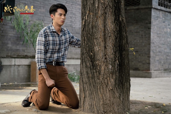 王鶴棣和周也主演的這部民國劇《戰火中的青春》原名《我們的西南聯大》，早在2019年12月底殺青了，後來積壓三年多，王鶴棣和周也都紅了，才上檔。