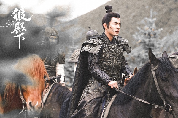 《狼殿下》也讓大家等了好久！當時還未以《陳情令》爆火的肖戰在劇中飾演男配，劇情講述將門之女馬摘星，兒時意外結識生長於山林間的野少年，八年後再相遇他變成位高權重的渤王朱友文，兩人攜手反對苛政、扶助百姓，最終克服困難並在一起的故事。