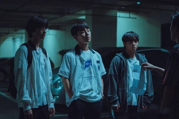講述朴志訓飾演為了朋友而對抗暴力，但最終沒能守護朋友而留下心理創傷的模範生連始垠轉學到銀章高中後，因為不能再失去朋友而選擇與更強大的暴力對抗時，發生的悽慘的生存記和燦爛的成長故事。