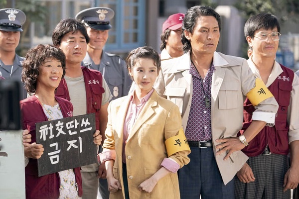 IU飾演的吳愛純是1950年代在濟州島出生的叛逆文學少女，因為爸媽早逝，吳愛純被寄養在重男輕女的叔叔家受盡苛待，後來她與朴寶劍飾演的青梅竹馬梁寬植相愛，被世俗的偏見阻饒，兩人私奔卻被現實毒打，婚後還面臨婆家的刁難和經濟困窘，但相愛的他們互相扶持，最終讓女兒走出濟州島成為職業女性。