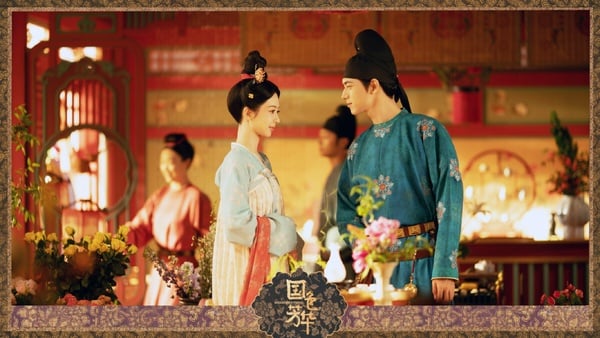 《國色芳華》劇照：李現飾演的男主角與何惟芳共同經歷風雨