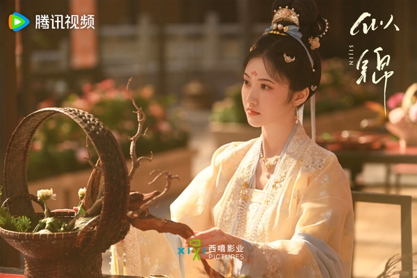 《似錦》劇照：景甜飾演的姜似溫婉可人