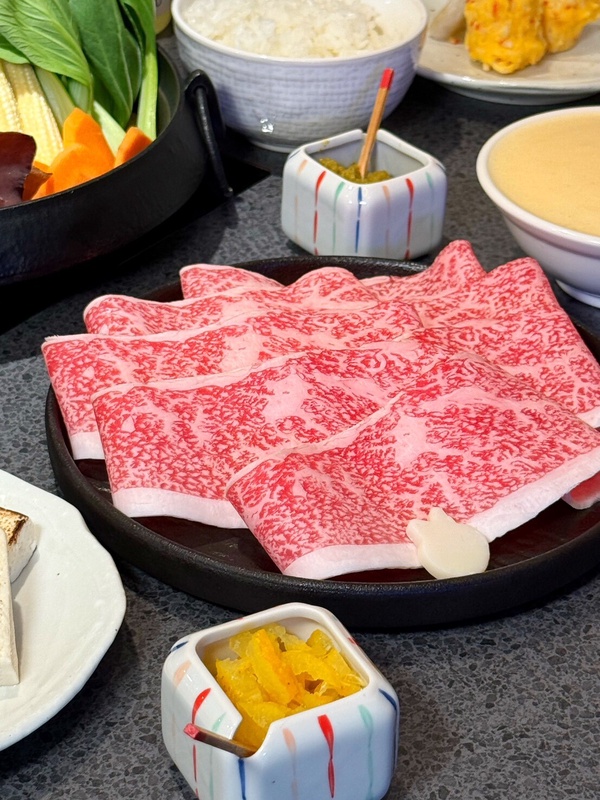 玉兔壽喜燒專門店 - 特製焦化洋蔥、燒豆腐、手工豬肉丸，以及獨特的靈芝蛋慕斯