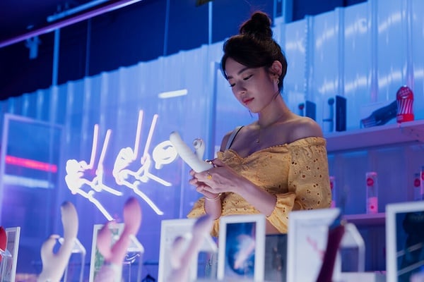 《妮波自由式》由莊凱勛、林思宇、張書豪、劉品言等人主演，描述林思宇飾演的Pony是一位雜誌編輯，並在Podcast裡聊情慾話題，與陸夏飾演的撩妹高手阿軒、張書豪飾演的gay蜜小志，以及莊凱勛飾演熱愛變裝的酒吧老闆MAMA是跨越性別與年齡的死黨，四人總是一起分享對愛的渴望與煩惱，試圖找到讓自己在繁忙的大都會裡感到舒服的感情關係。