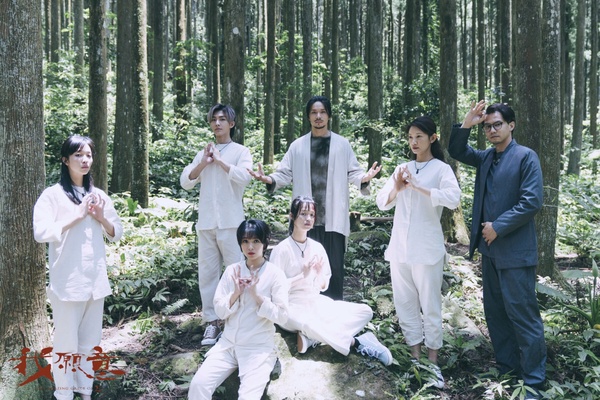 《我願意》是台灣首部邪教影集，由姚淳耀、炎亞綸、高慧君等人主演，劇情取材自國內外的真實案例，包括台灣某大學心理系性侵案師生公審事件、日本搖滾樂手Toshl被新興宗教團體心靈控制事件，以及台灣日月明功虐死案等，由於都是真實事件，讓人更加覺得毛骨悚然。