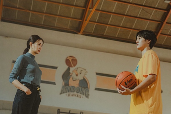 《女孩上場》由真實球員以全客語演出，劇情描述來自苗栗女子乙組籃球隊楠鄉高中的這群女孩，面對學業，家庭，團體生活等各式考驗，努力追尋夢想，並探討「究竟是打球快樂？還是贏球才會快樂」的課題，讓曾經有過球隊經驗的觀眾看了都心有戚戚焉。