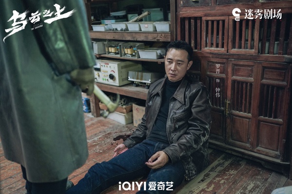 《烏雲之上》是孫儷和羅晉繼《安家》之後二搭的懸疑劇，卡司很豪華，不過評價一般般，豆瓣評分僅6.4。《烏雲之上》是懸疑劇，但懸疑感偏弱，反派好猜，沒有太多懸念。也有觀眾吐槽節奏拖沓，孫儷、羅晉演技還是穩的，可惜劇本質感不夠，口碑遠遠不敵同期的懸疑劇《沙塵暴》和《棋士》。