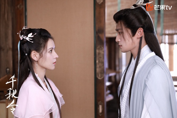仙俠劇《千秋令》默默上檔了，播得沒什麼水花，劇評也很慘。一樣是仙俠劇的老套路，正魔爭鬥、三生三世，沒什麼新意。劇情節奏雖然快，但很多細節都沒有鋪墊，顯得比較跳躍。《千秋令》也被吐槽是五毛錢特效，磨皮開得很大，質感不太好。