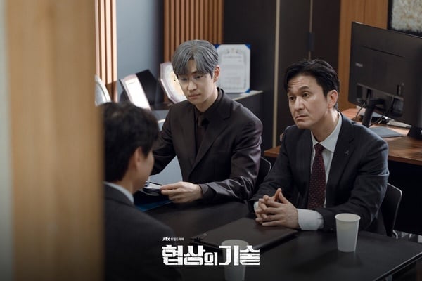 《協商的技術》講述被稱為傳說的企業併購專家及其團隊的故事。