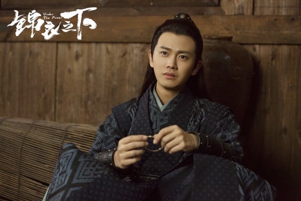《錦衣之下》任嘉倫飾演陸繹，眼神犀利，霸氣十足