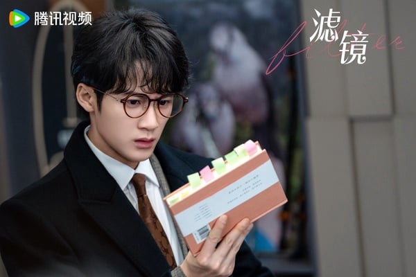 檀健次飾演的「唐奇」，性格認真偏執，是個高智商博士，原先對見義勇為的「蘇渺」一見傾心，後又被女博士「方謹」所吸引，以為自己是個花心渣男，沒想到她們都是蘇橙橙利用「濾鏡手鐲」所變身的。