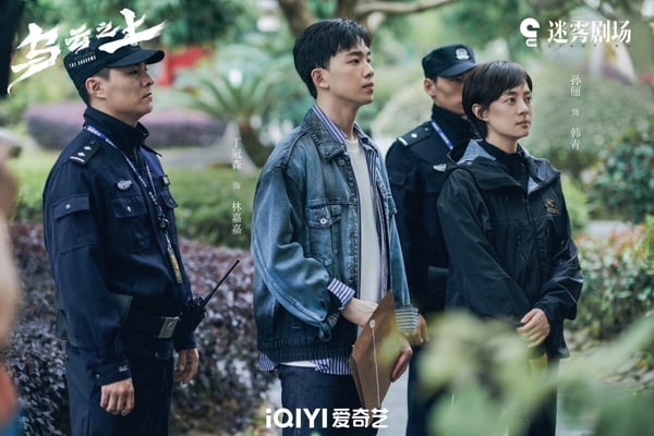 《烏雲之上》是懸疑劇，但懸疑感偏弱，反派好猜，沒有太多懸念。也有觀眾吐槽節奏拖沓，孫儷、羅晉演技還是穩的，可惜劇本質感不夠。比起《烏雲之上》，孫儷另一部新劇《蠻好的人生》口碑和熱度表現都更好。