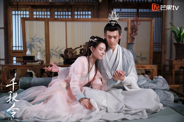 仙俠劇《千秋令》默默上檔了，播得沒什麼水花，劇評也很慘。一樣是仙俠劇的老套路，正魔爭鬥、三生三世，沒什麼新意。劇情節奏雖然快，但很多細節都沒有鋪墊，顯得比較跳躍。《千秋令》也被吐槽是五毛錢特效，磨皮開得很大，質感不太好。