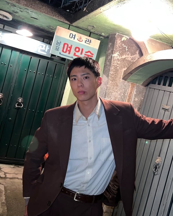 IU 曝朴寶劍在《苦盡柑來》片場暖心舉動！大讚他「笑臉天使」，獨對「這件事」超嚴肅