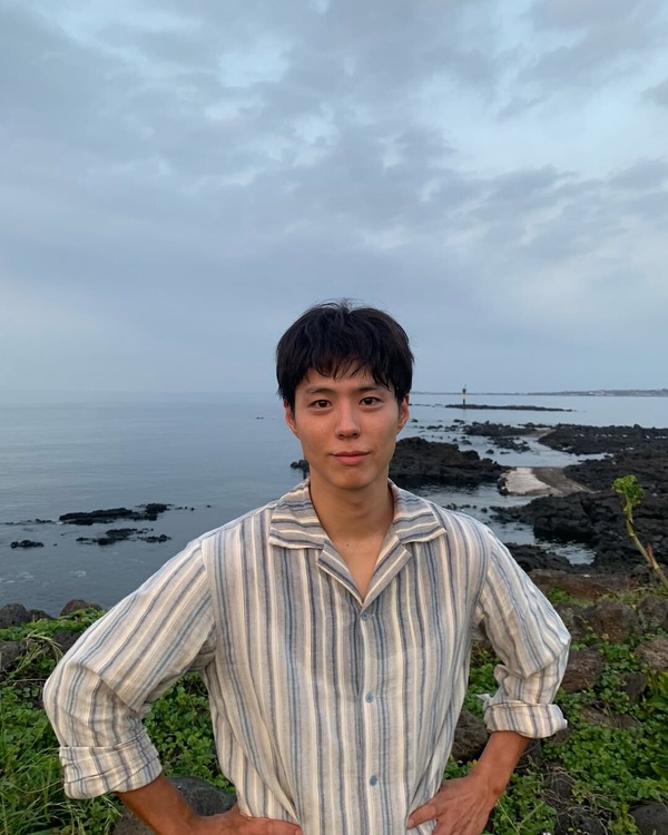 IU 曝朴寶劍在《苦盡柑來》片場暖心舉動！大讚他「笑臉天使」，獨對「這件事」超嚴肅