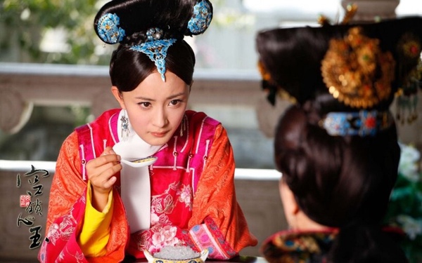 楊冪主演的《宮鎖心玉》也是經典爆劇！該劇結合了穿越與宮鬥兩大元素，和劉詩詩的《步步驚心》同年播出，將「穿越梗」帶向高峰。兩部劇都是當年度的爆款劇王，相同時代背景的穿越劇。不過整體來說《步步驚心》的評價更高，但《宮鎖心玉》爽度足，兩部都很出圈！