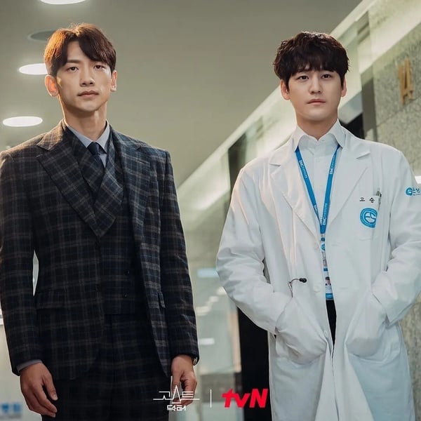 Rain 和金汎在《Ghost Doctor：幽靈醫生》中展現 Bromance