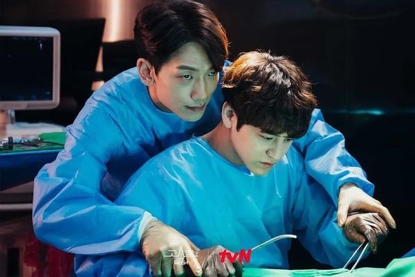 《Ghost Doctor：幽靈醫生》劇照，劇情有趣不拖沓相當受歡迎