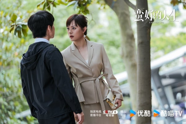 《蠻好的人生》是一部大女主都市劇，講述孫儷飾演的保險女王胡曼黎事業有成，但她發現了懦弱的老公有了小三，緊接著，競爭對手暗中作梗，胡曼黎也迎來事業上的危機。《蠻好的人生》劇情狗血，節奏快進，一追就讓人欲罷不能，是近期的高熱度陸劇。