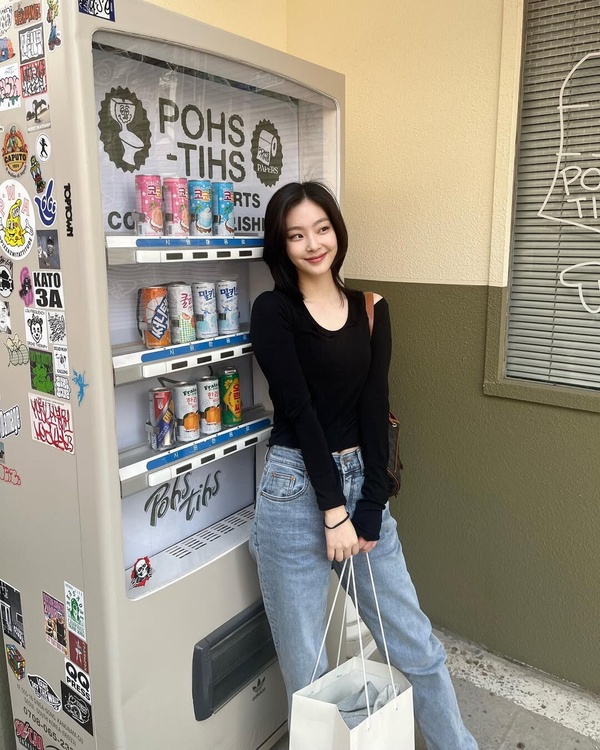 崔熙真個人 IG 照片，展現 170 公分高挑身材和貓系美貌