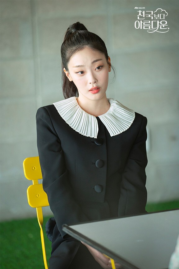 Netflix《比天堂還美麗》劇照，崔熙真飾演的索尼亞展現傲嬌神情