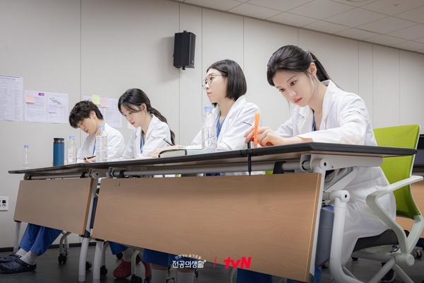 四月「觀眾最愛」韓劇TOP10！《惡緣》第9輸高允貞《機智住院醫生生活》，冠軍真的好看