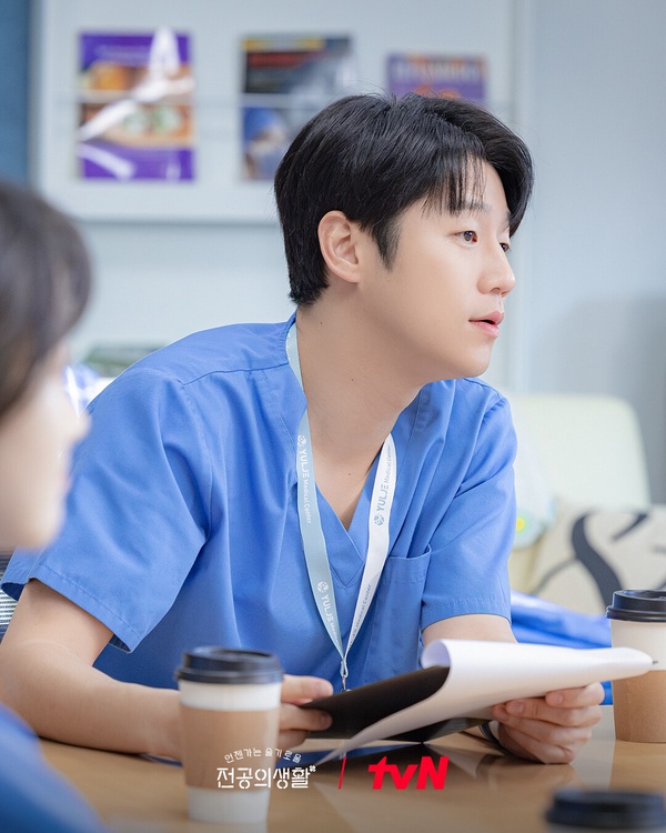 Netflix《機智住院醫生生活》演員介紹！高允貞和申詩雅都是怪物新人，她竟是百想影后